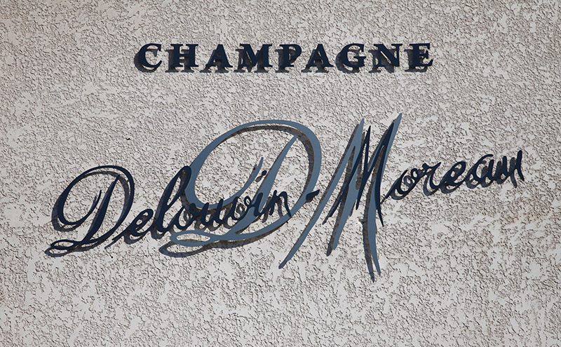 Devanture de la maison du Champagne Delouvin-Moreau